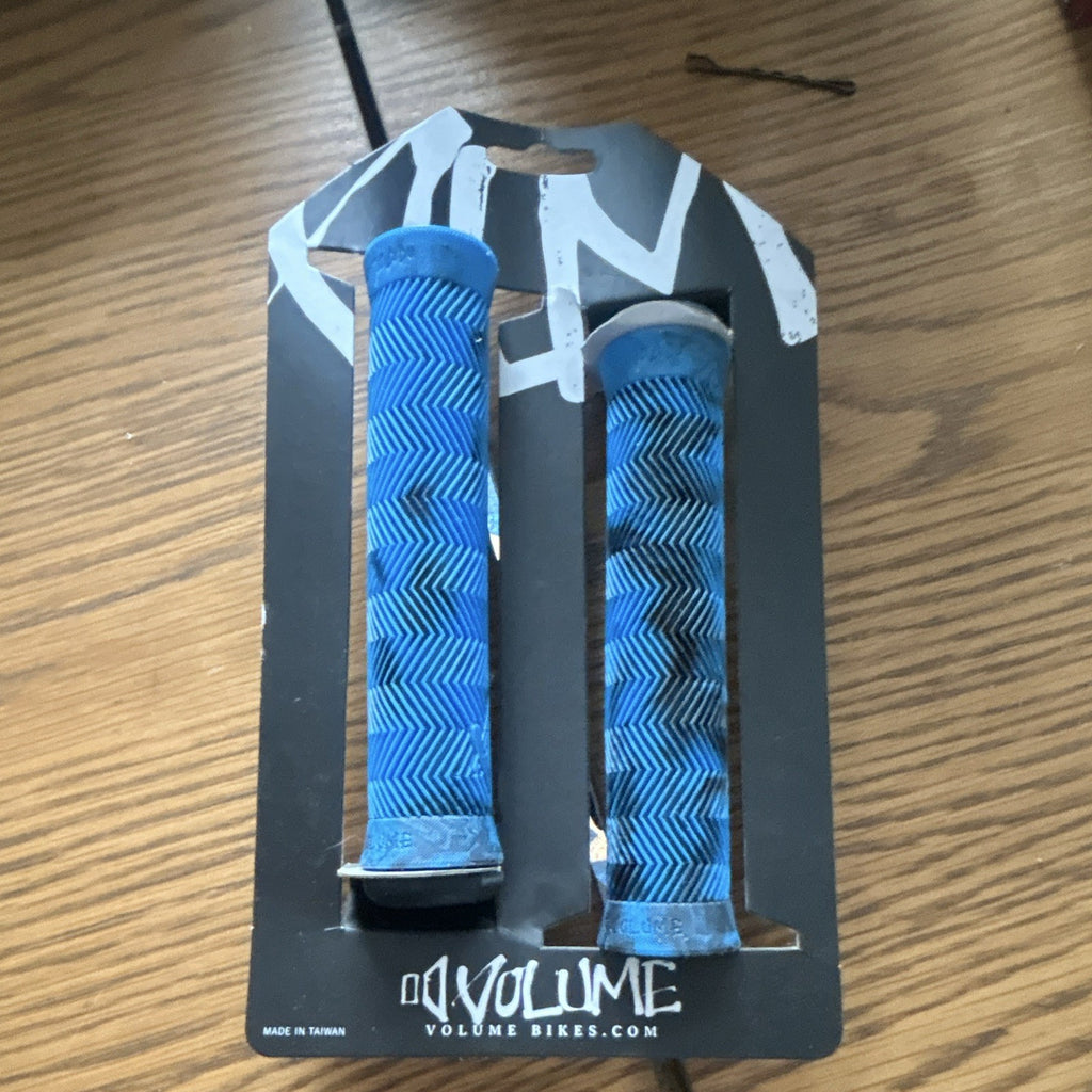 Volume team grips Flangeless BMX Handlebar Grips black and blue with bar ends